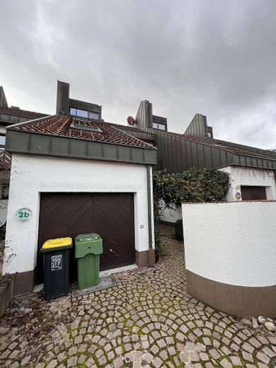 Großzügiges Reihenhaus mit Galerie, Kamin, Solaranlage und Einliegerwohnungspotenzial – Eingangsbereich