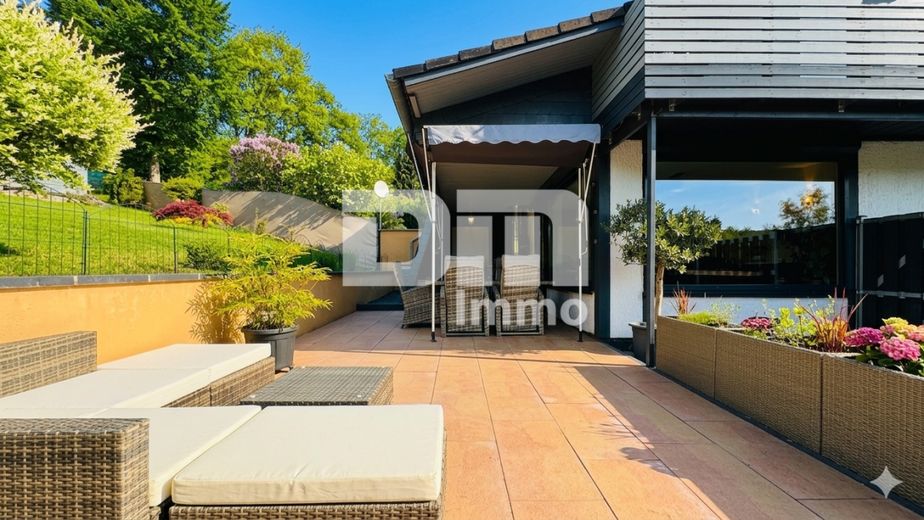 Umfangreich sanierter kompakter Wohntraum im Grünen mit großem Garten und vielen Extras – Terrasse / teilüberdacht