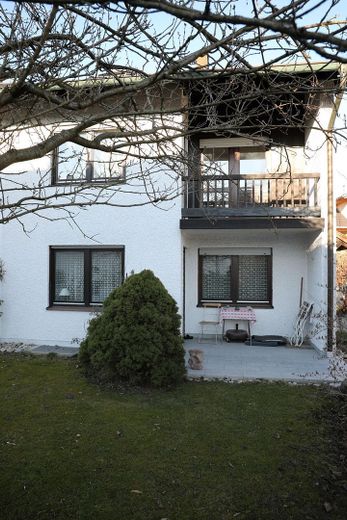 Straßenseite, Terrasse, Balkon