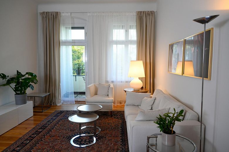 Wunderschöne vollmöblierte Altbau-Wohnung am Stadtpark Steglitz – Wohnzimmer