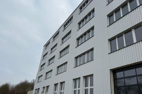 Ampia superficie di magazzino con montacarichi al 1° piano (ca. 1.284 m²) in posizione logisticamente favorevole - accesso per camion nell'area