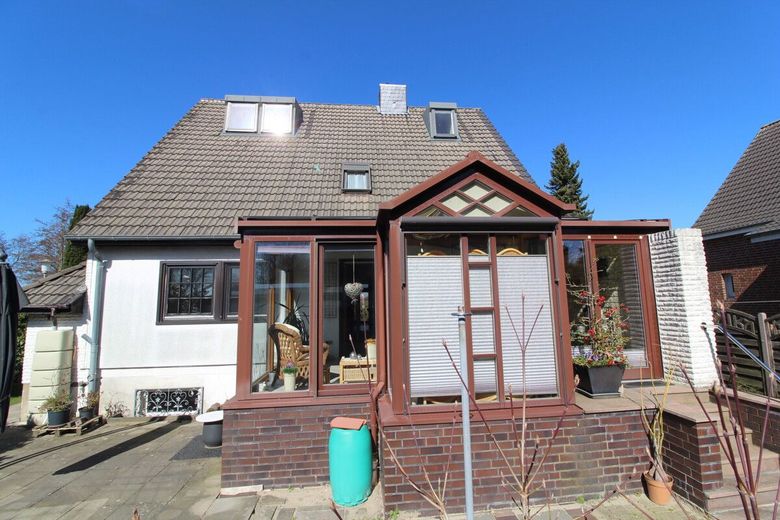 Individuelles, ruhiges Einfamilienhaus mit Einliegerwohnung, Wintergarten, Kamin, Vollkeller&amp; Garage – 4 - Gartenansicht mit Wintergarten und Dachgauben