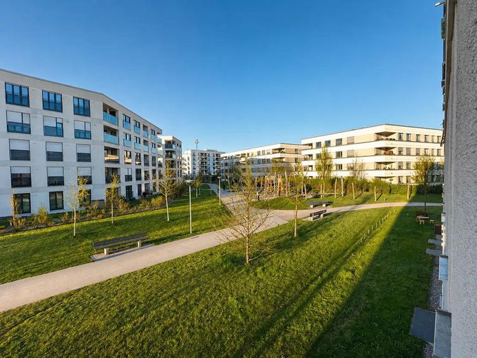 Neuwertige 3-Zimmer-Wohnung mit Balkon, zwei Bädern & TG-Stellplatz – Außenansicht