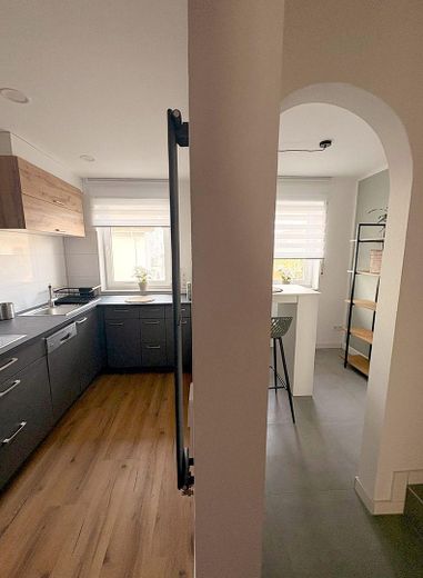 Moderne 3,5-Zimmer-Maisonette möbliert mit Heimkino, Wallbox & Klimaanlage – OG: Küche & Coffee Corner