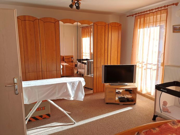 Well-maintained mid-terrace house in a family-friendly location – Elternschlafzimmer  Bild 2 