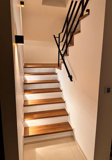 Exklusive Designvilla mit Panoramablick+Einliegerwohnung – Luxus, der Maßstäbe setzt – Treppe