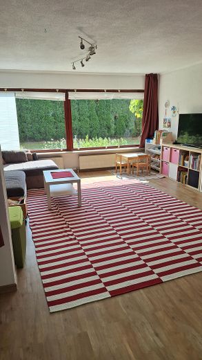 Wohnzimmer mit Blick in Garten