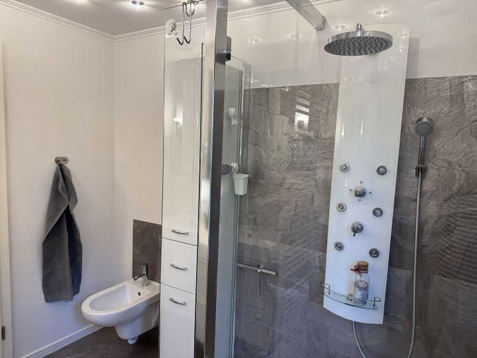 Your home and, optionally, your workplace in one location – living with your own practice or office unit – Badezimmer