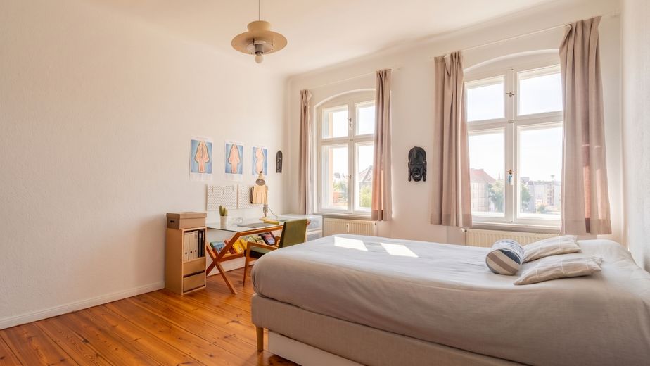 Bez prowizji · Natychmiast dostępne: Zalane światłem mieszkanie 1-pokojowe z widokiem na park – Prenzlauer Berg – Möbliertes Schlafzimmer