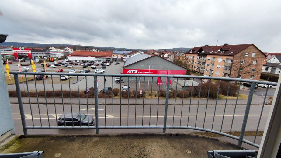 Drei Zimmer DG Wohnung mit Balkon zentral gelegen in Schwandorf – Balkon