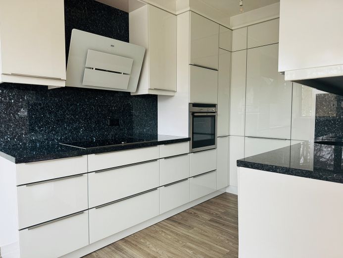 Bezugsfreie, helle 3 Zimmer Wohnung mit großer Dachterrasse, Stellplatz & Nähe S-Bahn – Küche