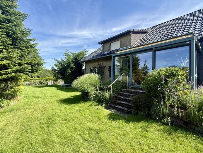 Naturnah leben &amp; Aussicht genießen - mit Garten und Doppelgarage in Exter – Rasenfläche