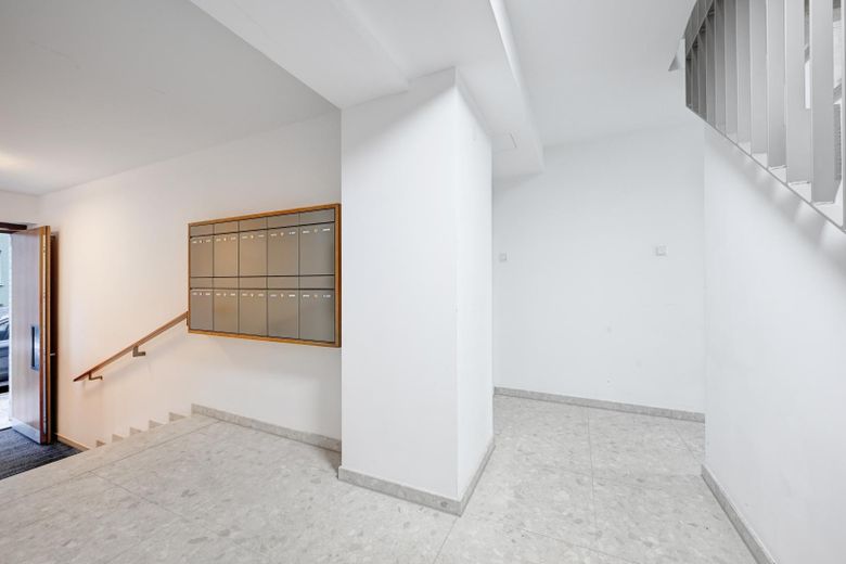 Energetisch saniertes Haus - Ruhige 2,5-Zimmer Wohnung im Hochparterre in der Maxvorstadt – Treppenhaus