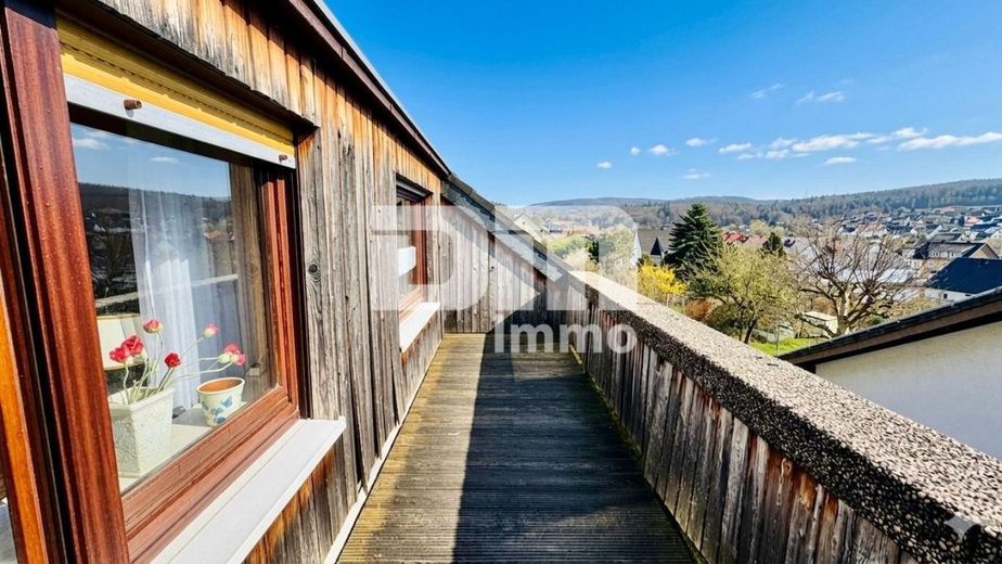 Gepflegtes 1 bis 2 Familienhaus in gesuchter Ortsrandlage mit Panoramablick – OG / DG Balkon Panorama