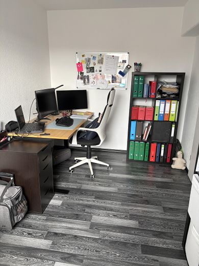 Zusätzliches Zimmer, z.Zt Büro