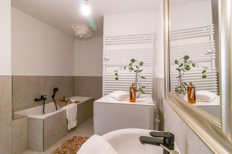 Stilvolles Bad mit Wanne