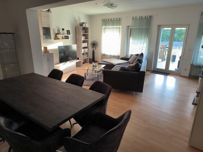 Odnowione mieszkanie 3-pokojowe z balkonem, ogrodem i miejscami parkingowymi – Wohnzimmer