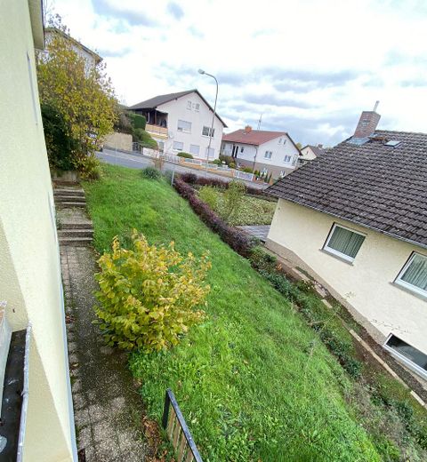 Renoviertes Mehrfamilienhaus in Bestlage direkt in Lollar – Außenansicht westlich Garten