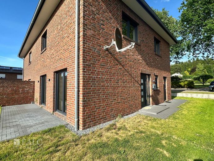 Neuwertige Doppelhaushälfte mit tollem Schnitt in Stade-Haddorf – Terrasse und Eingangsbereich