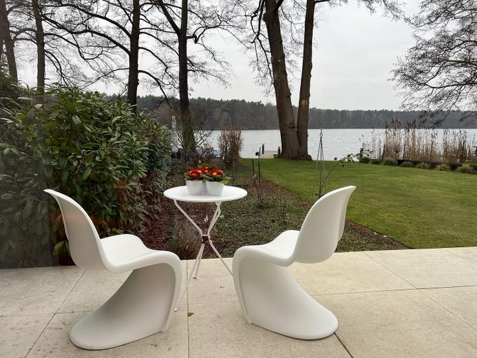 gepflegte Villa mit eig. Seezugang, Steg, Gästehaus, Sauna, Designmobiliar nahe Berlin – Die Terrasse