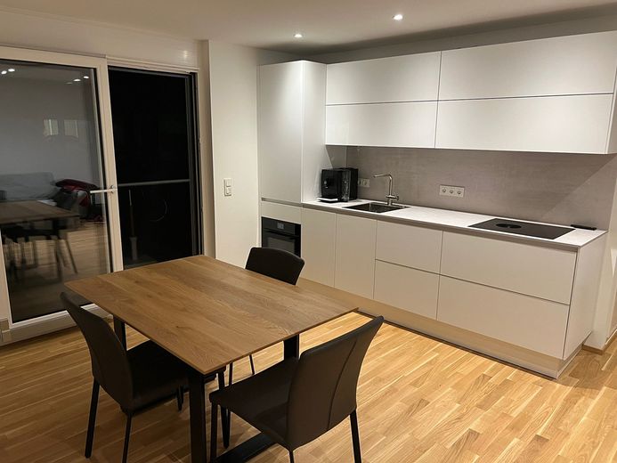 Lussuoso appartamento al piano terra con 2 locali, completamente arredato, terrazza e giardino a Costanza-Staad – Photo 2