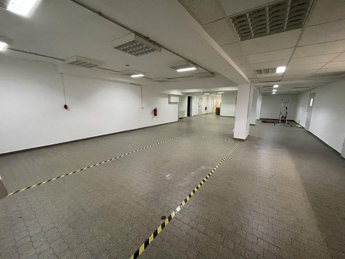 Zentrale Ladenfläche mit hoher Sichtbarkeit, großer Schaufensterfront und Stellplätzen – Keller 2
