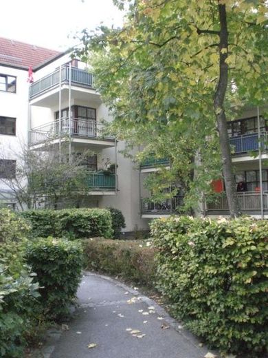 Appartamento di design completamente arredato di 1 stanza con balcone a Fürth – Balkonansicht vom Innenhof