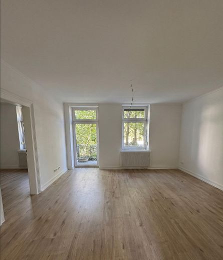 Hochwertig sanierte 3-Zimmer-Altbauwohnung mit EBK und Balkon in Bestlage des Johannesviertels – Wohnzimmer