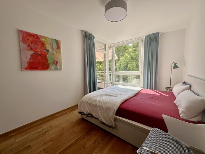 Zentrale & kernsanierte 3-Zimmer-Wohnung mit Loggia und Blick ins Grüne (befristet) – Schlafzimmer 2