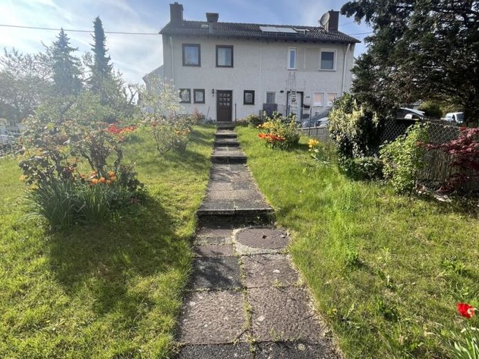 Sanierungsbedürftig, aber WOW! Unter Bodenrichtwert! DHH mit großem Garten in Wiesbaden Kohlheck! – Foto 1