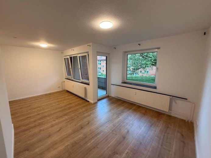 Helle 2-Zimmer-Wohnung mit moderner Küche & Balkon – Foto 7