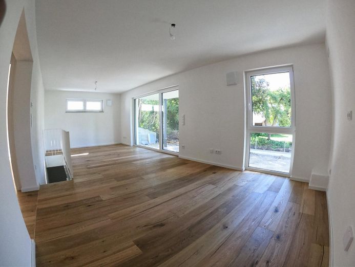 Moderno appartamento al piano terra con giardino e seminterrato - Prima occupazione! Disponibile da subito! – Wohn/Essbereich 