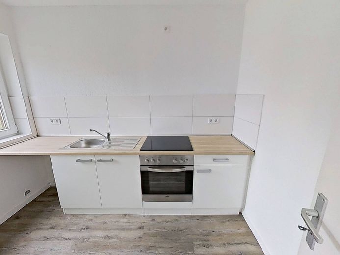 **Bis zu 3 NKM FREI** Charmante 3-Zimmer-Erdgeschosswohnung mit LOGGIA und EBK – Ansicht II: Küche