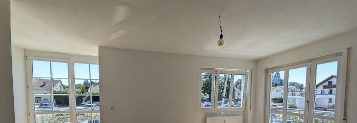 Lichtdurchflutete 3-Zimmer-Wohnung mit Süd-Wintergarten und Waldblick am Ebersberger Forst. – Wohnzimmer mit Wintergarten.