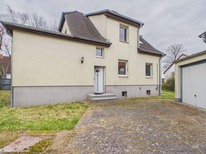 Einfamilienhaus mit 5 Zimmern in der Nähe der Sreewaldstadt Lübben – Haus Eingangsseite