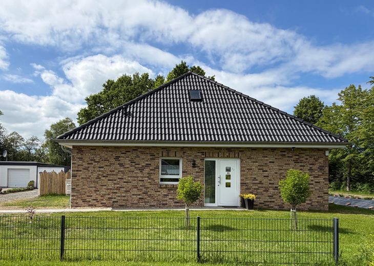 Barrierefreier neuer Bungalow in Nordsee-Nähe mit Luft-Wasser-Wärmepumpe EEK: A + Pool – Ostansicht