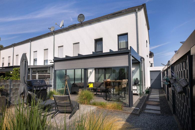 Reihenendhaus KfW 55 mit Wintergarten in Langenfeld – Wintergarten Vertikalmarkise