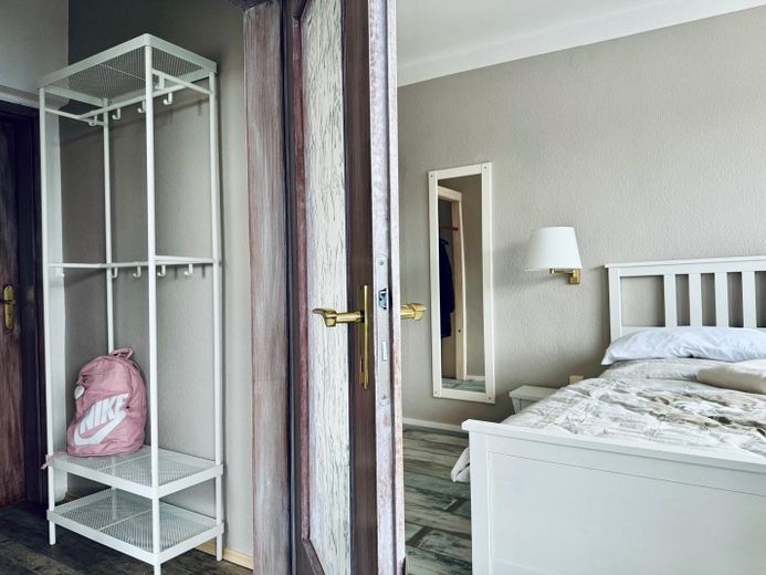 Dein Traum - eine eigene Pension an der Ostseeküste! – Zimmer mit Flur & Garderobe