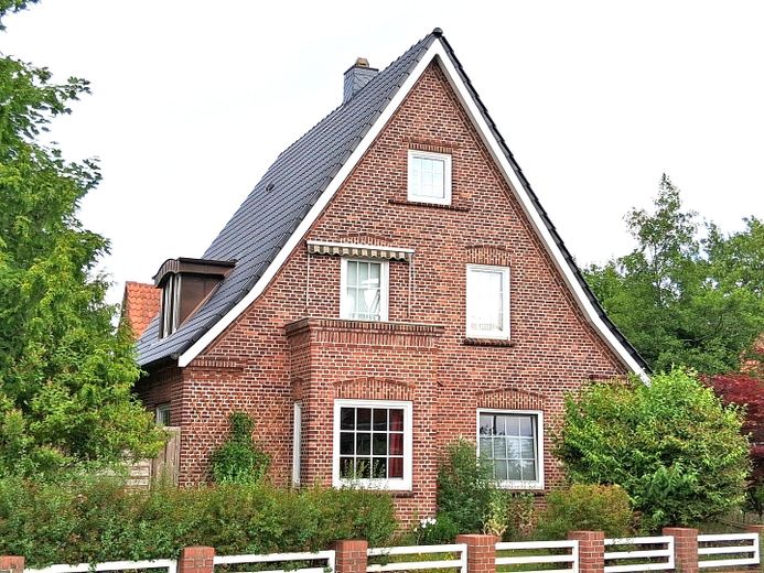 Zweifamilienhaus mit Werkstatt in zentraler Lage. – Ansicht Straße