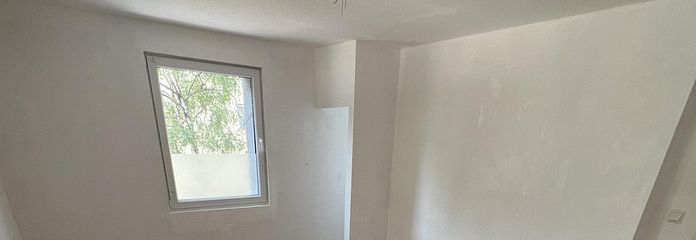 Frisch renovierte/sanierte, helle 2-Zimmerwohnung m. Wohnküche + Tageslicht-Duschbad – Wohnzimmer