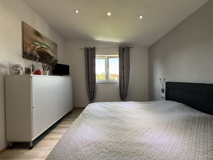 Wohlfühloase – modernes Einfamilienhaus mit Einliegerwohnung – Schlafzimmer mit Ankleide