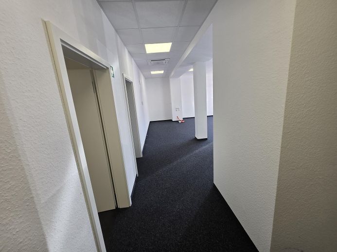 2 Einmalige Ladenlokale in stark frequentierter Lage mit ca. 280 m2 und 103 m2 Gewerbefläche – Flur