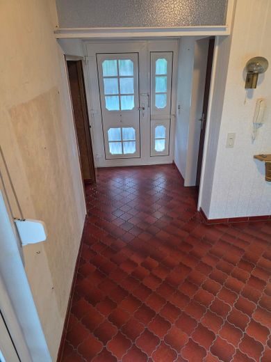 Casa a schiera di testa in posizione residenziale tranquilla a Untereisesheim – Eingangsbereich
