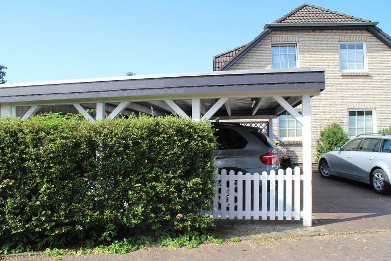 Doppelcarport u. 18 qm Schuppe