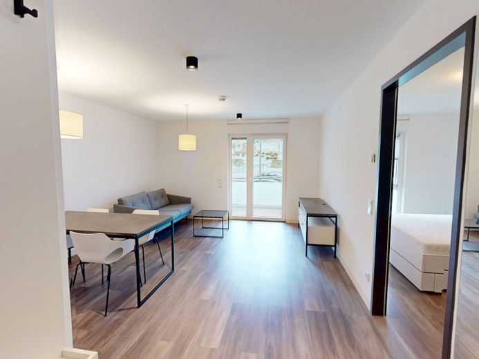 URBAN BASE: Vollmöbliertes 2-Zimmer-Apartment mit EBK, BALKON, ALL-IN-MIETE, UVM. im Wiesbadener Stadtzentrum – Ansicht II: Wohnzimmer