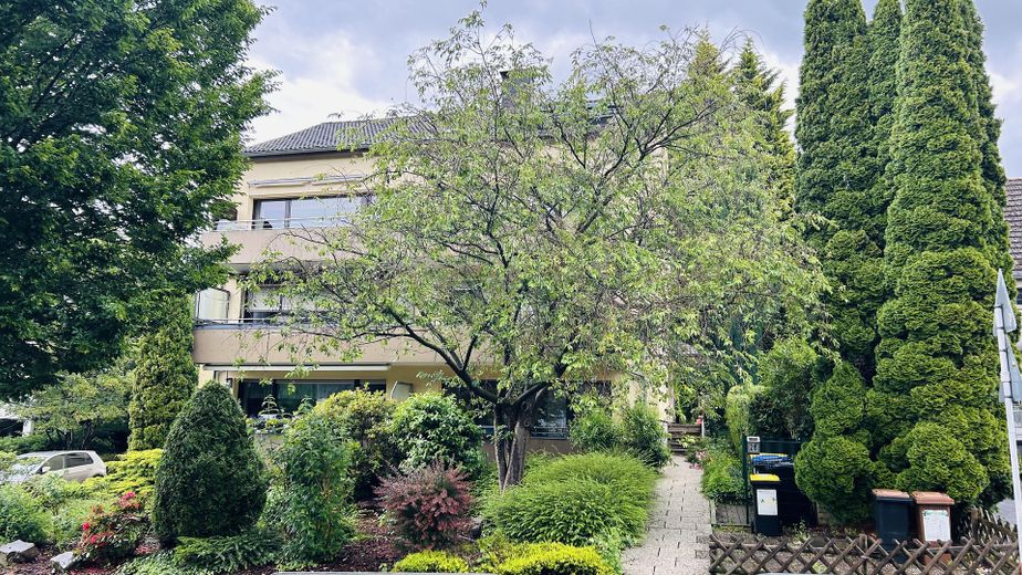 Wohnung in Bestlage mit Südbalkon - Erstbezug nach Sanierung – Hausansicht mit Vorgarten