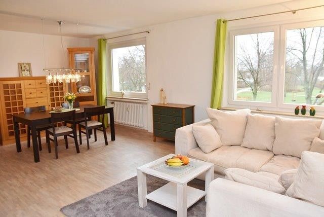 Commission-free 4-room apt., heating NEW, roof 2018 NEW! Parquet, high-quality fittings! – Wohnzimmer