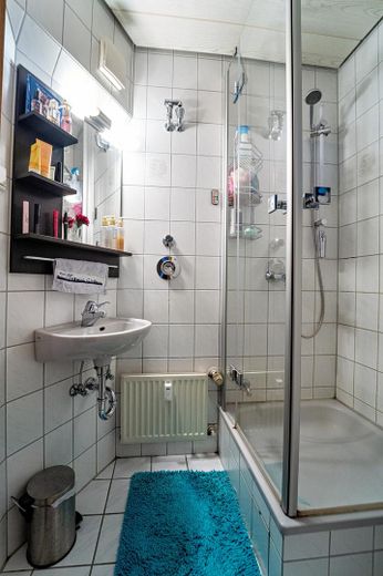 gepflegte 3-Raum-Wohnung mit Balkon – Gäste-WC mit Dusche