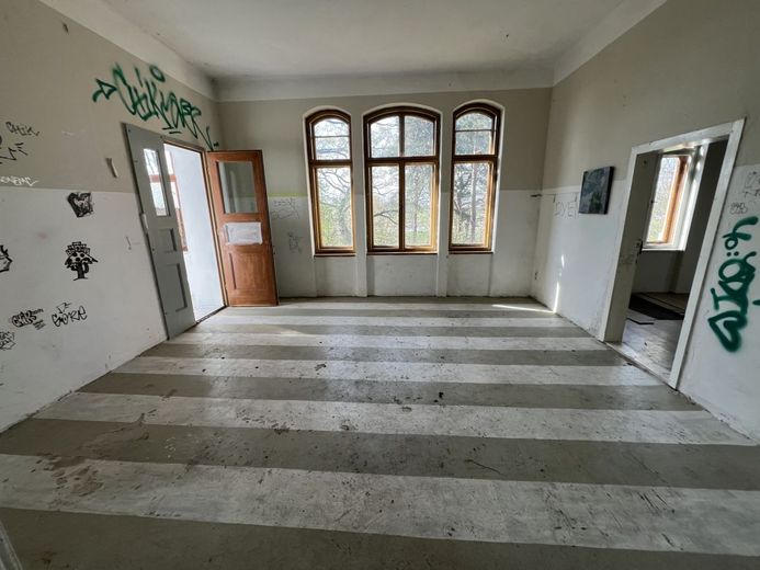 DENKMALGESCHÜTZTE VILLA AM ELBHANG – Wohnraum - unsaniert