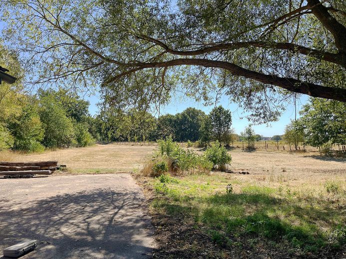 Casa de campo para artesanos y aficionados a los caballos: 2 viviendas, 670 m² de superficie útil – Blick auf Weide
